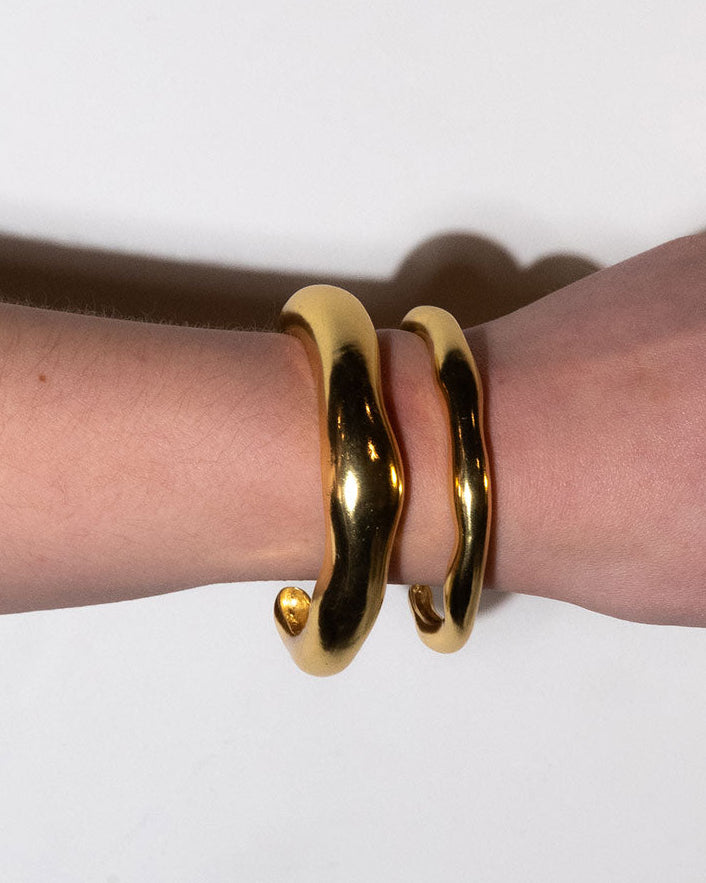 18 Ct gold plated brass MM STUDIO Lucid Bangle paired with light bangle on wrist