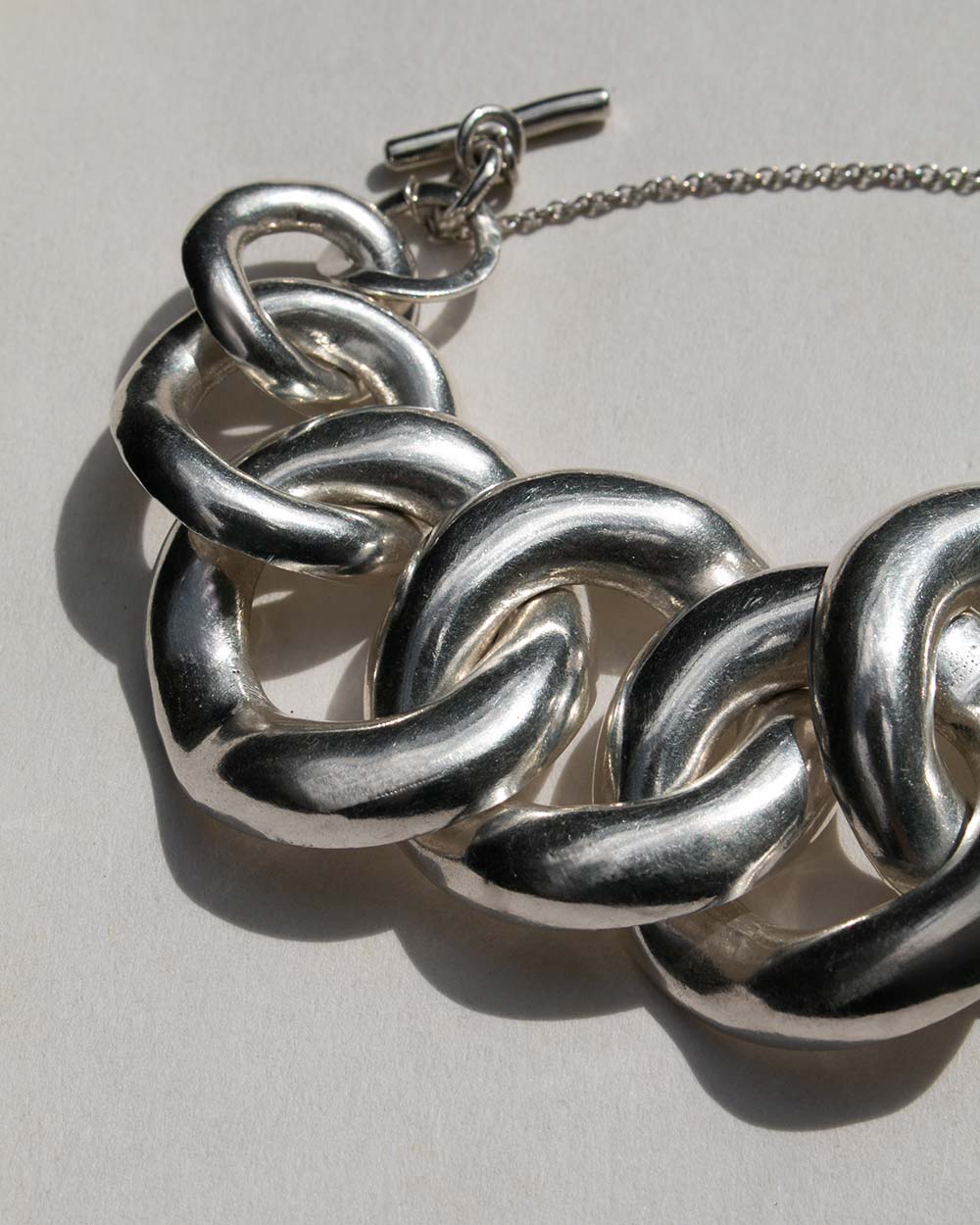 Close up of chain links on lucid chain bracelet.