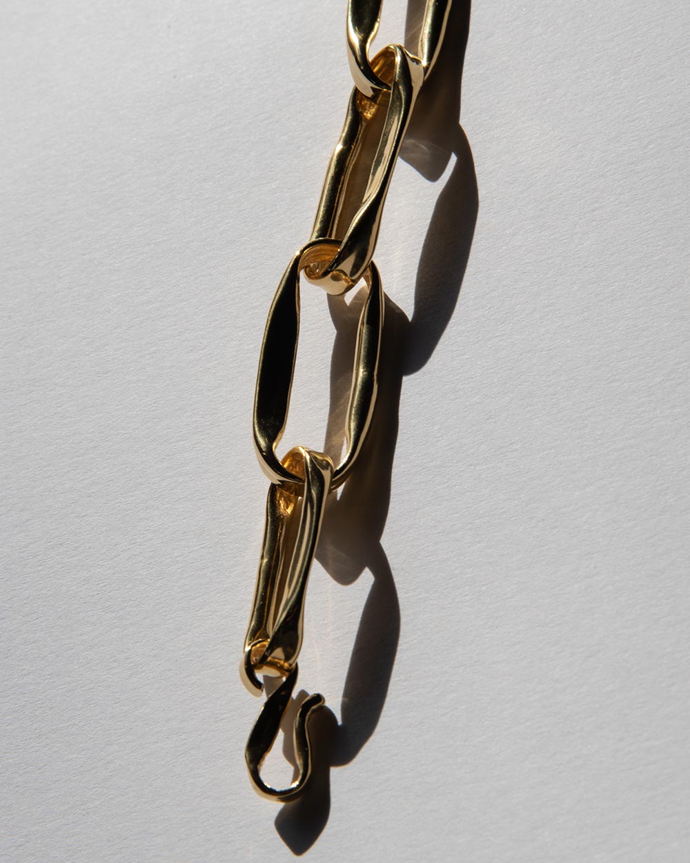 18 Ct gold plated brass MM STUDIO Link Heavy Chain Bracelet close up of clasp 