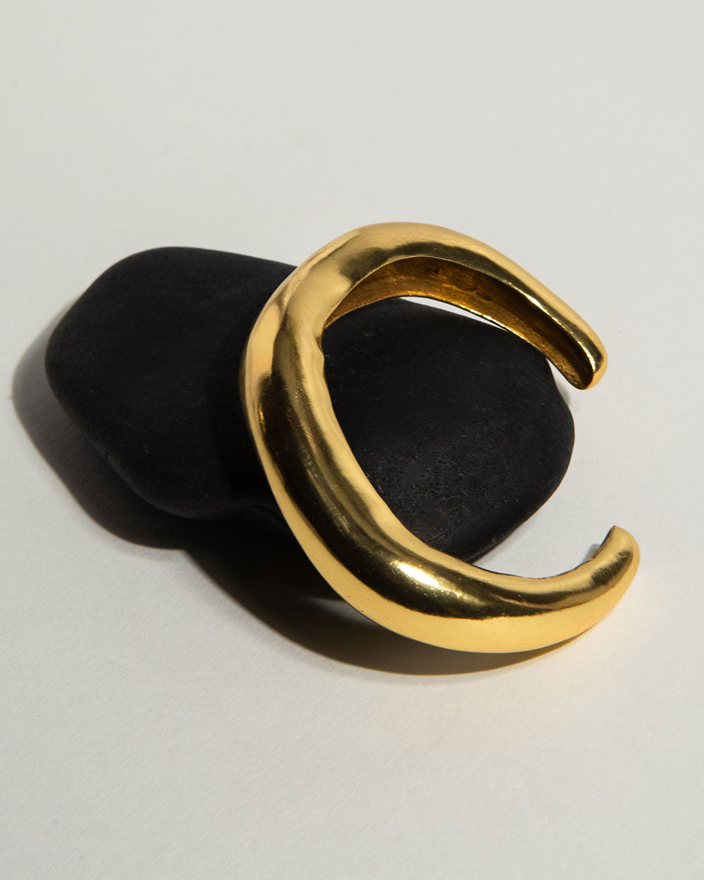 18 Ct gold plated brass MM STUDIO Lucid Bangle on white/black background