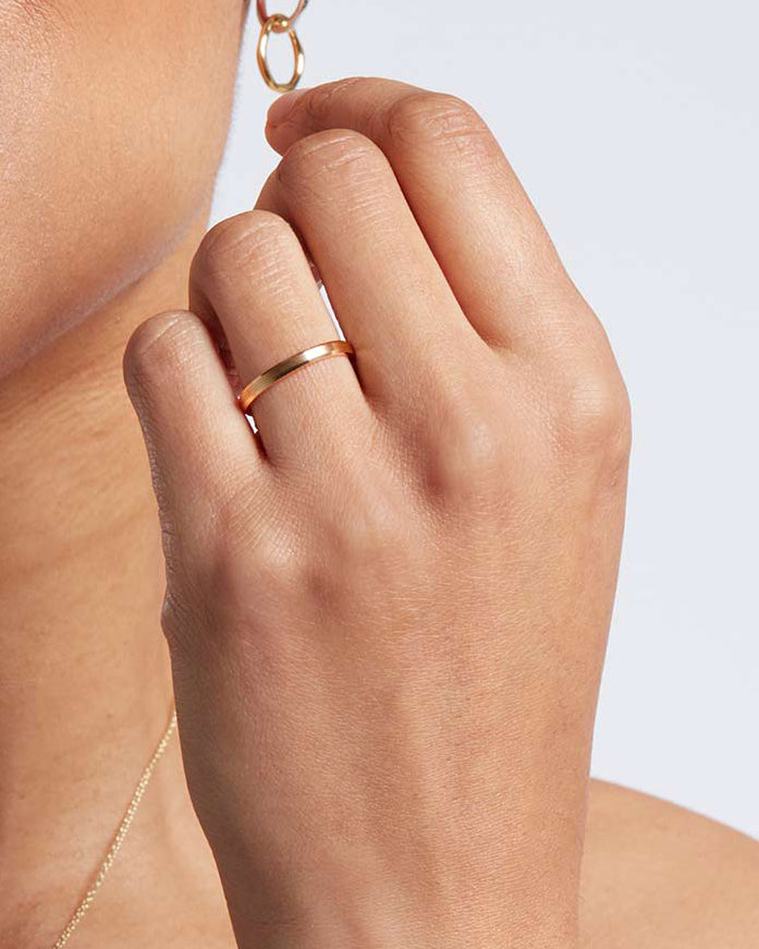 18ct Yellow Gold Bevelled Edge Ring - 2mm Band