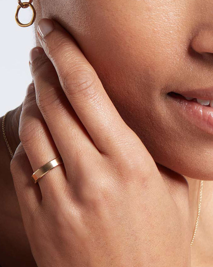 18ct Yellow Gold Bevelled Edge Ring - 4mm Band