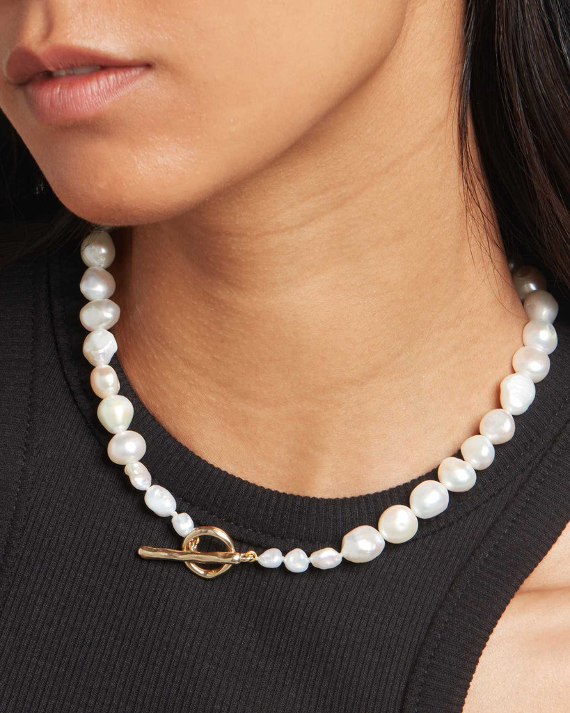maya magal london handcrafted solid gold and freshwater pearl t-bar necklace
