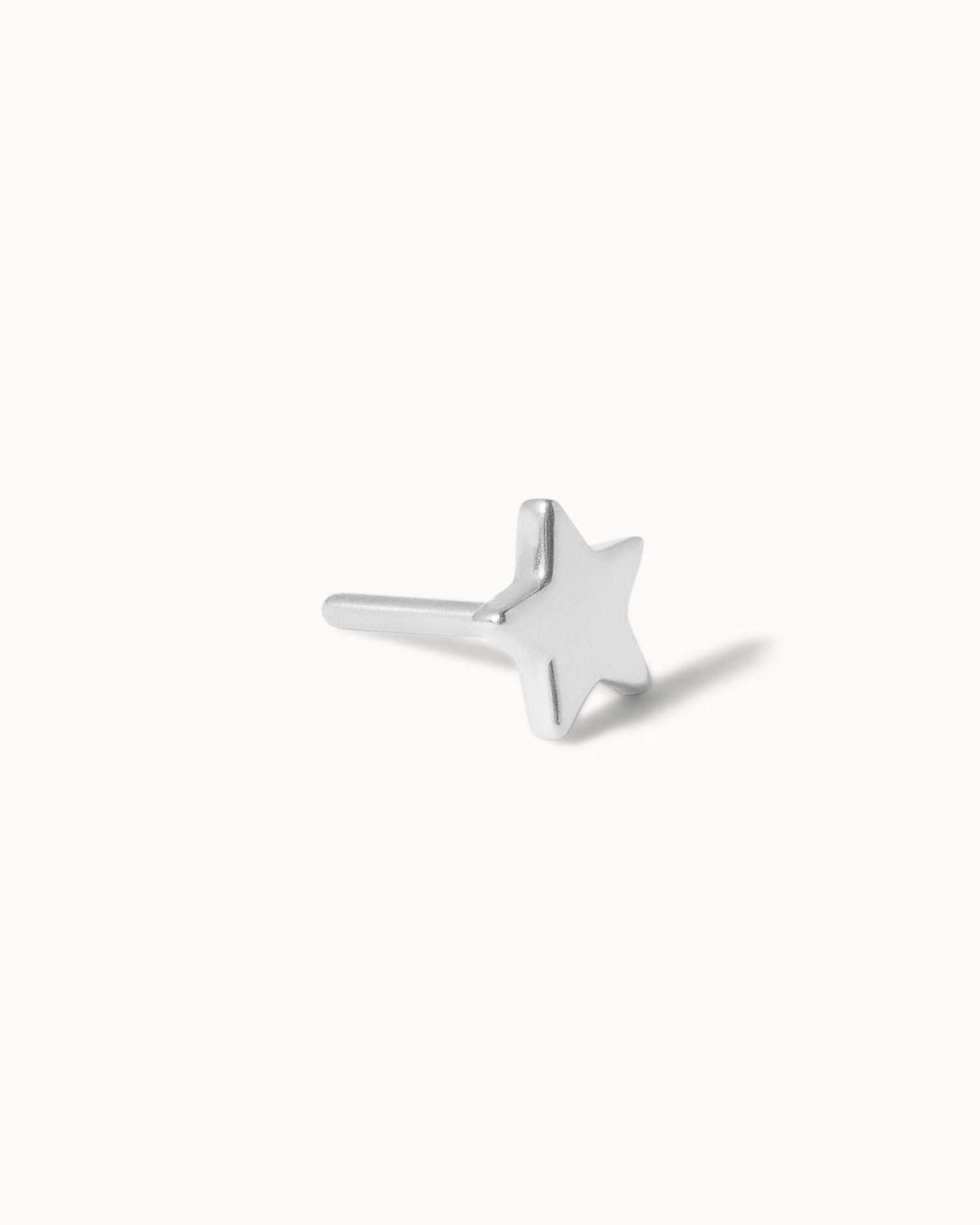 Front/side view of 14ct white gold star stud earring. 