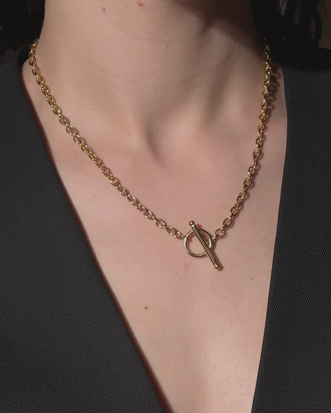 vide of model wearing 9ct solid gold T-Bar Clasp Belcher Chain Necklace.